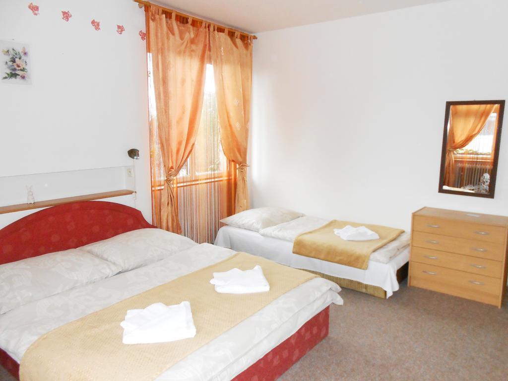 White Rabbit Hall Podebrady Phòng bức ảnh