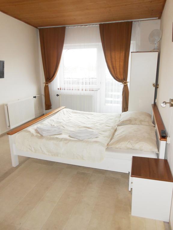 White Rabbit Hall Podebrady Phòng bức ảnh